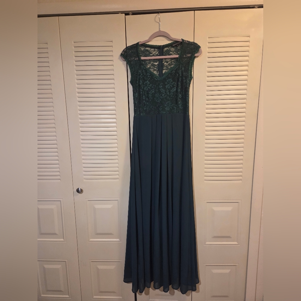 Elegant Green Lace Evening Gown
